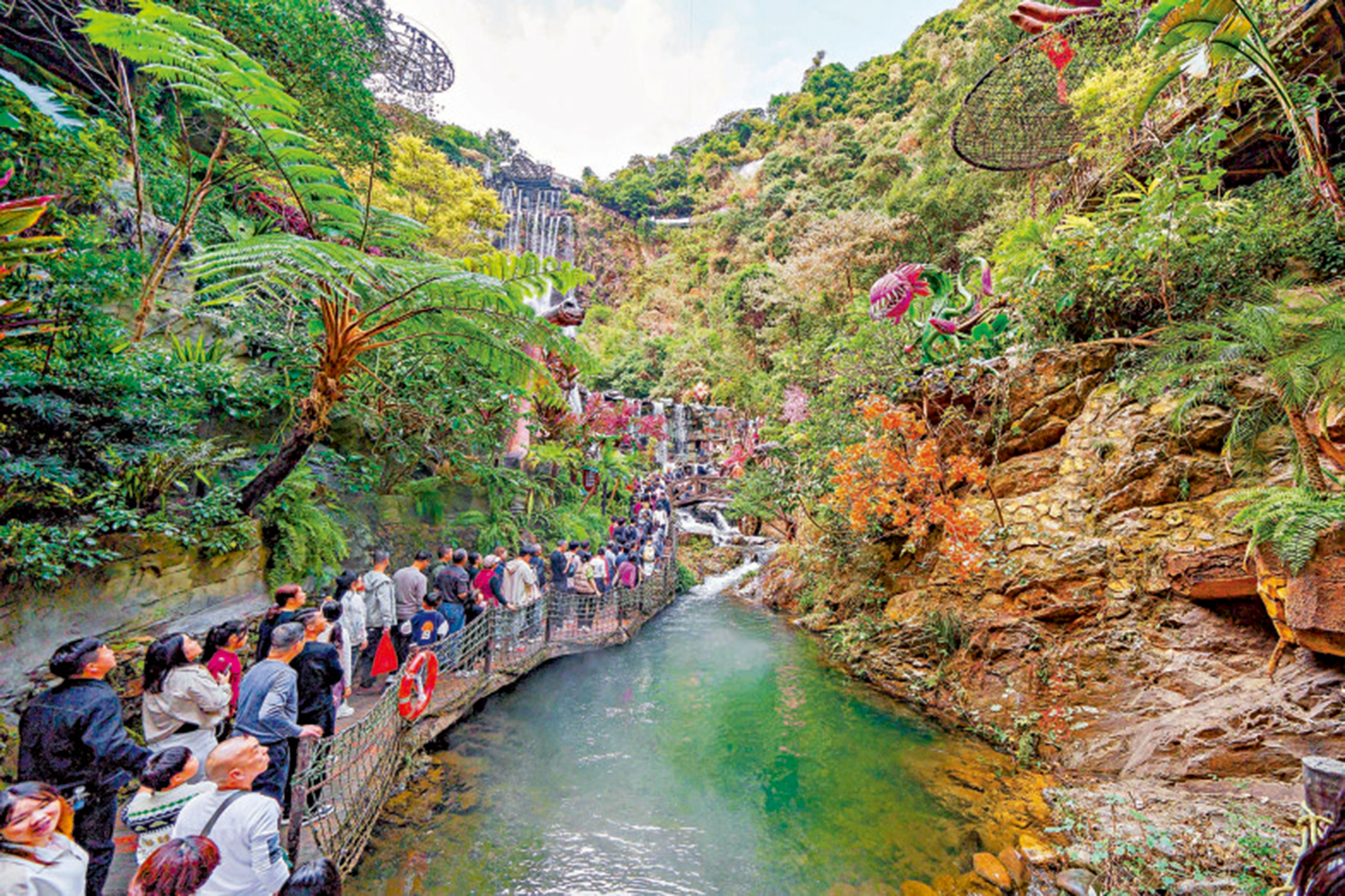 圖:廣東將創建更多國家5A級旅遊景區。圖為遊客在古龍峽登高觀光。
