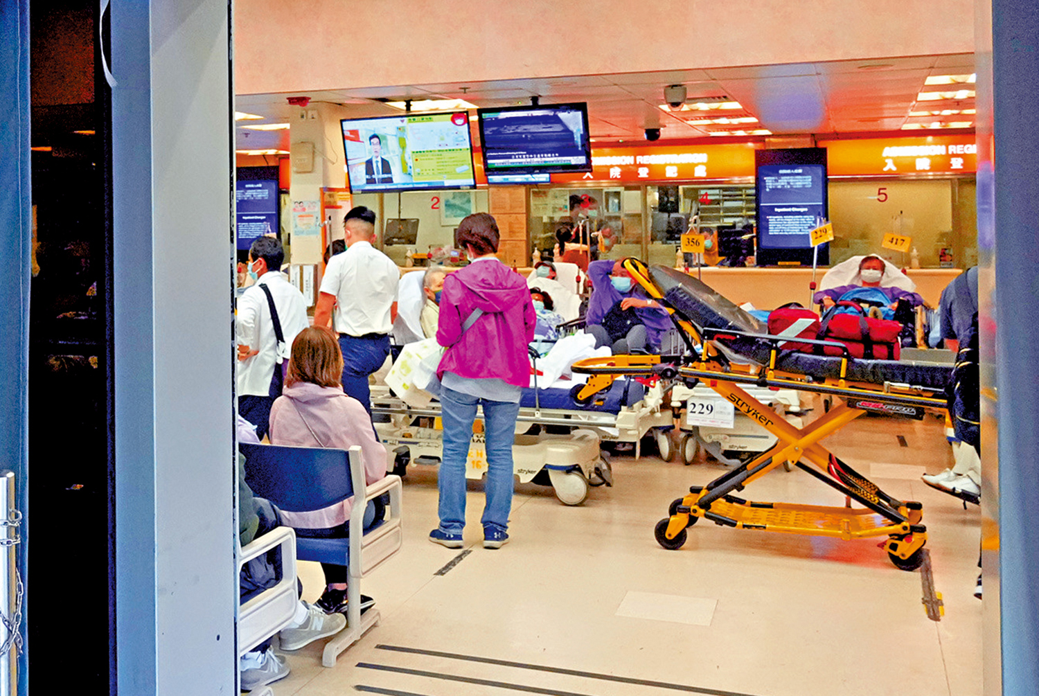 　　圖：公立醫院多項醫療服務將於明年起調整收費，市民關注私營醫療服務及醫療保險會否受影響加價。 