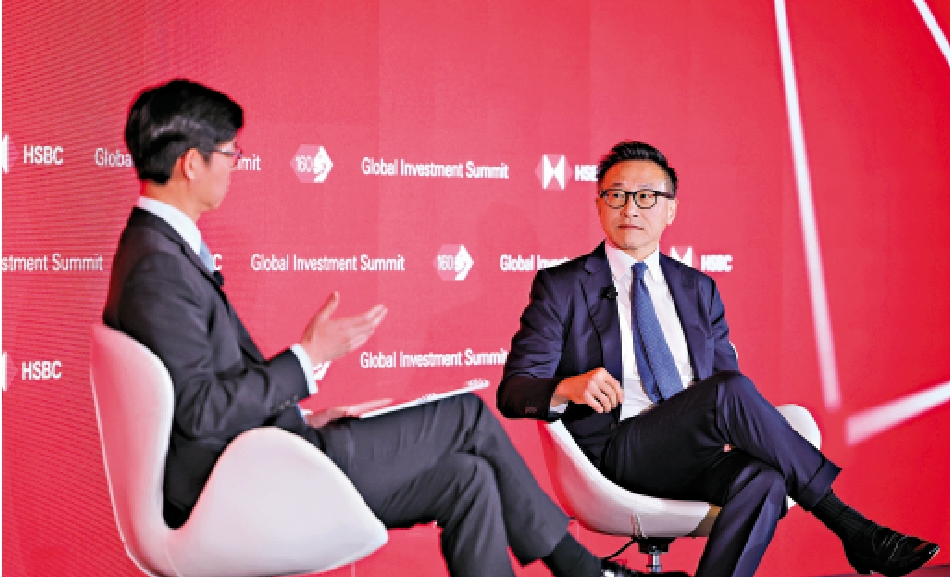 　　圖：蔡崇信（右）相信，今年內地消費信心回升，對內需表現感樂觀。\滙豐供圖