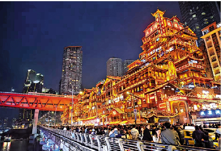 　　圖：《難哄》吸引不少台灣粉絲到重慶打卡。圖為重慶洪崖洞。