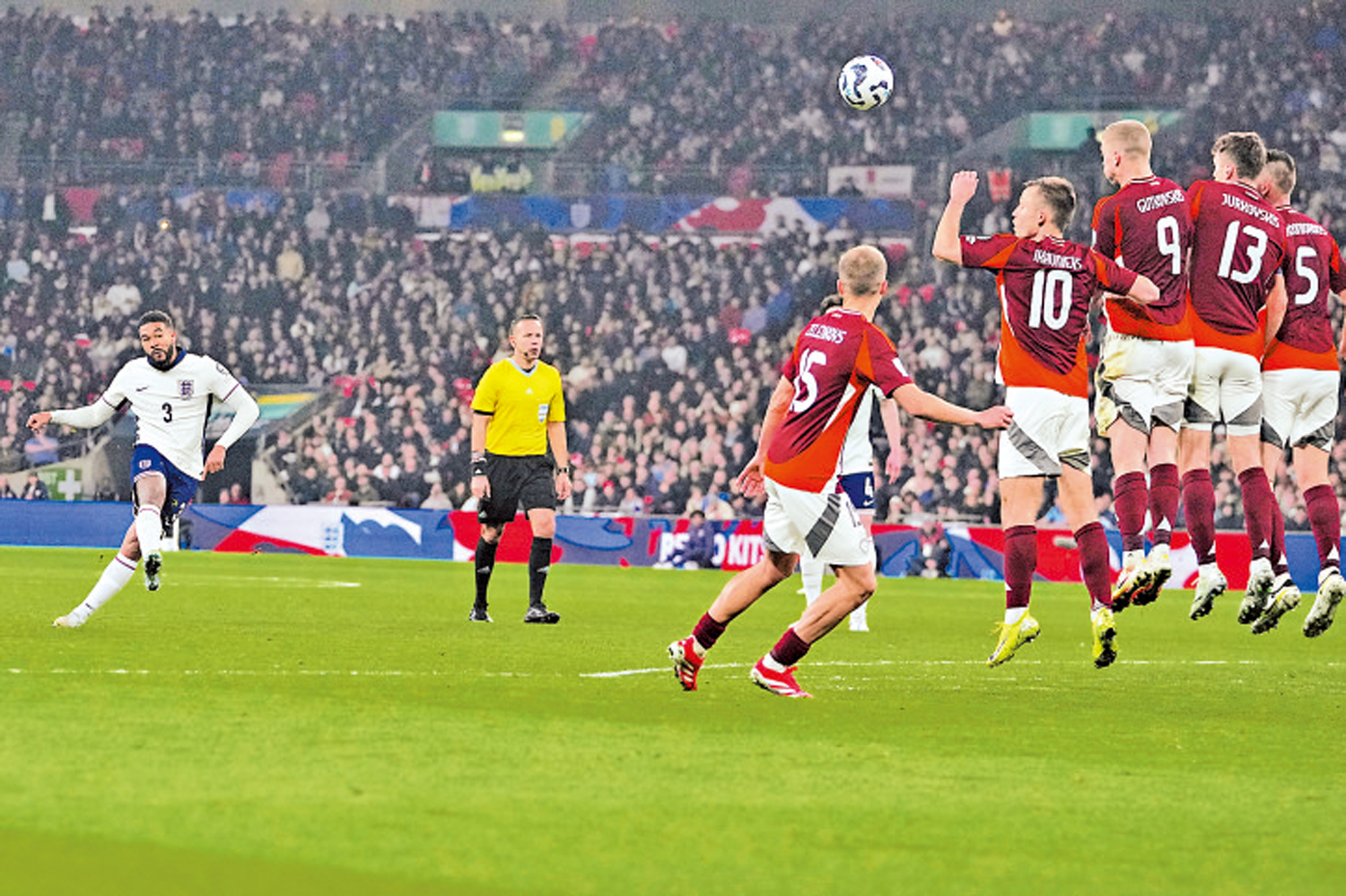 　　圖：列斯占士（左）射入罰球。\美聯社