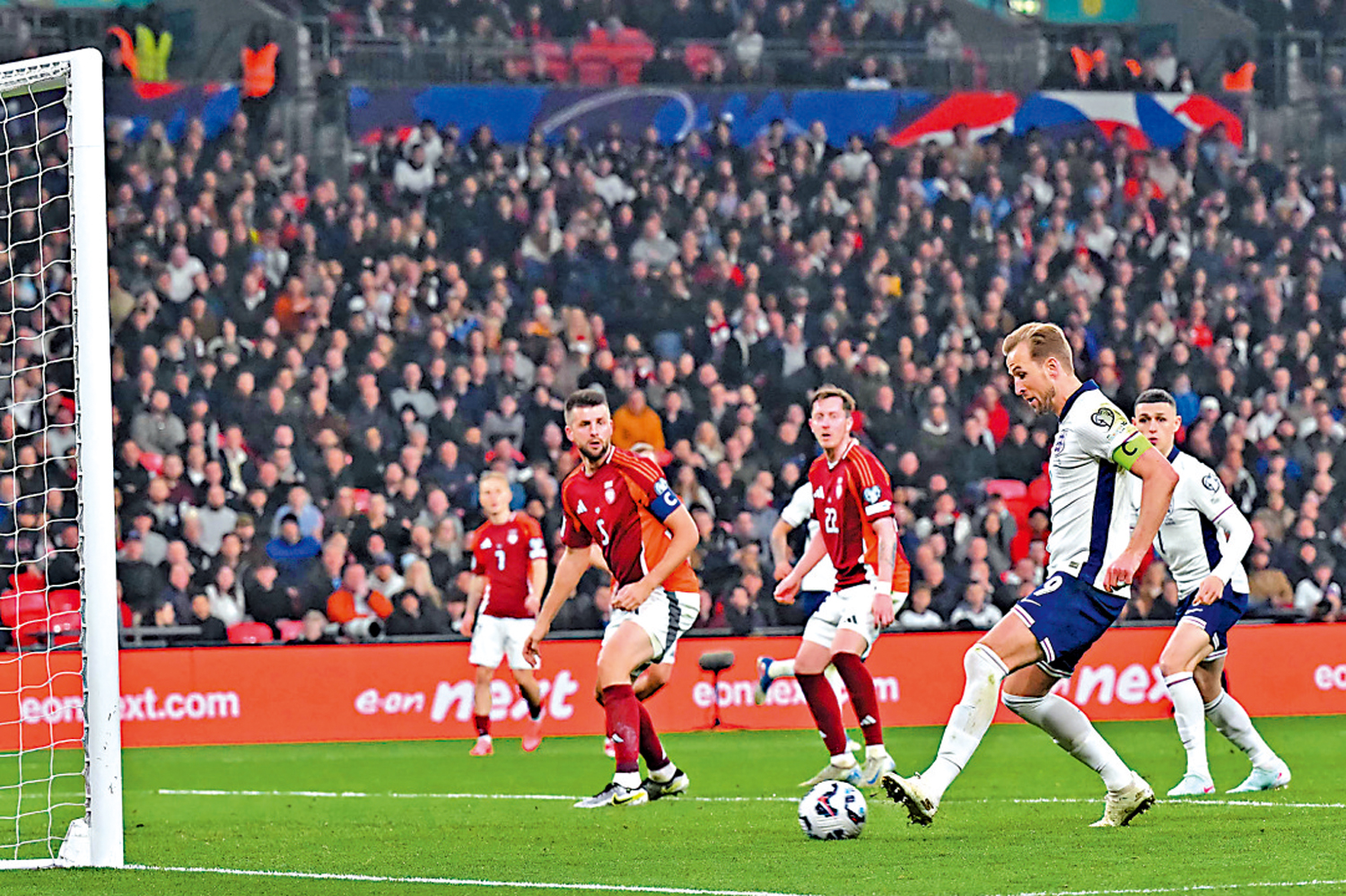 　　圖：卡尼（前）射破拉脫維亞大門。\法新社