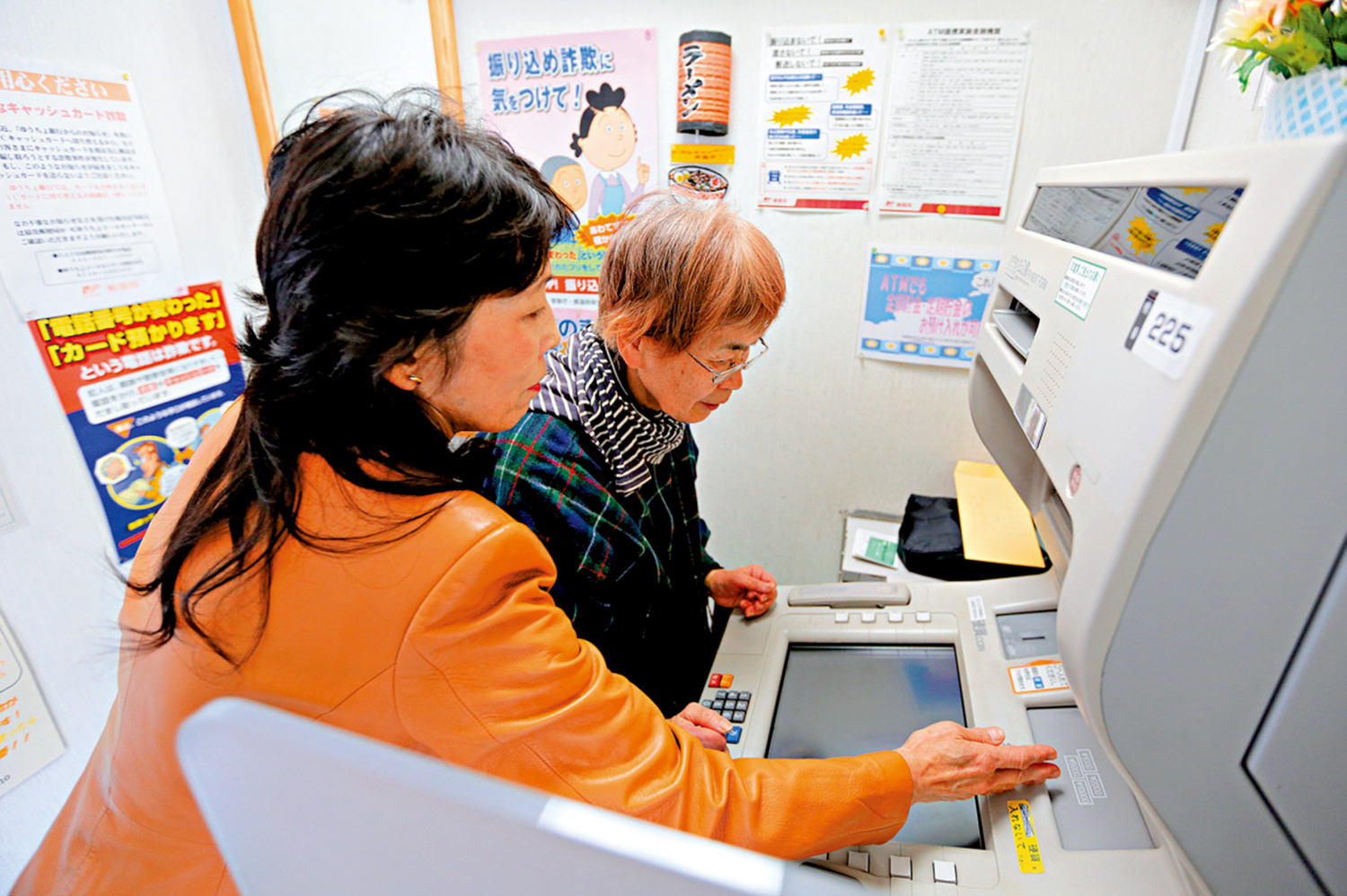　　圖：日本詐騙案激增，長者會在犯罪分子的哄騙下在ATM進行轉賬操作。\彭博社