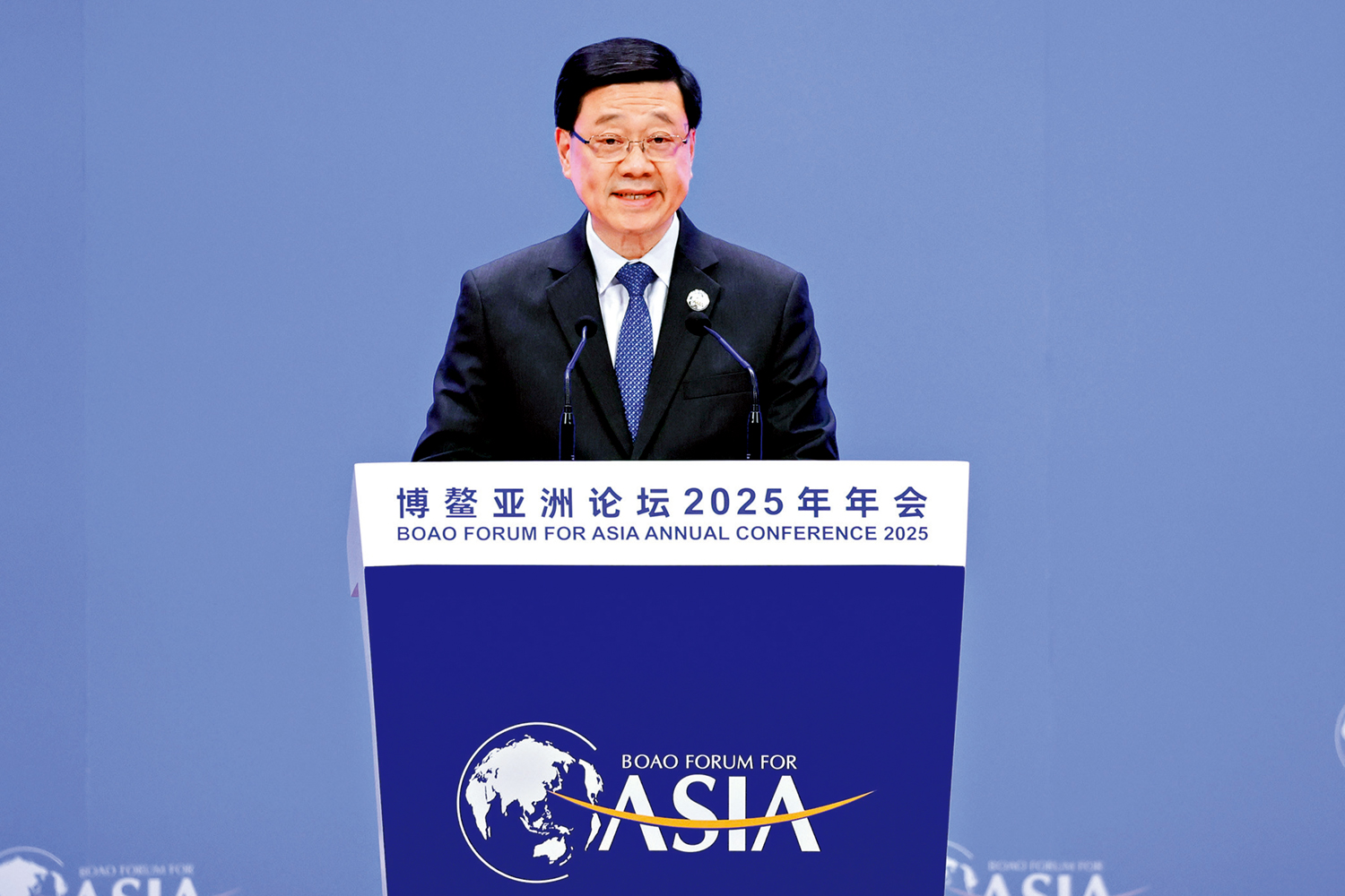 　　圖：3月25日，李家超在博鰲亞洲論壇2025年年會「全球自由貿易港發展」分論壇上演講。\新華社