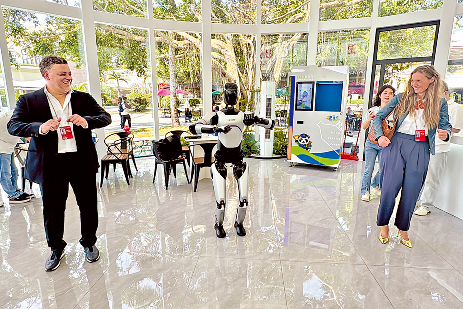 　　圖：外國參會代表與國產機器人「共舞」。\大公報記者李紫妍攝