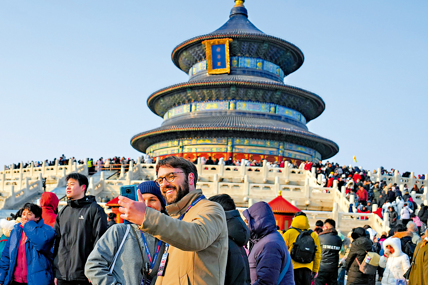 　　圖：隨着外籍遊客數量上升，為老外提供便利消費服務也成為重要工作。圖為意大利遊客在北京天壇遊玩合影。\新華社