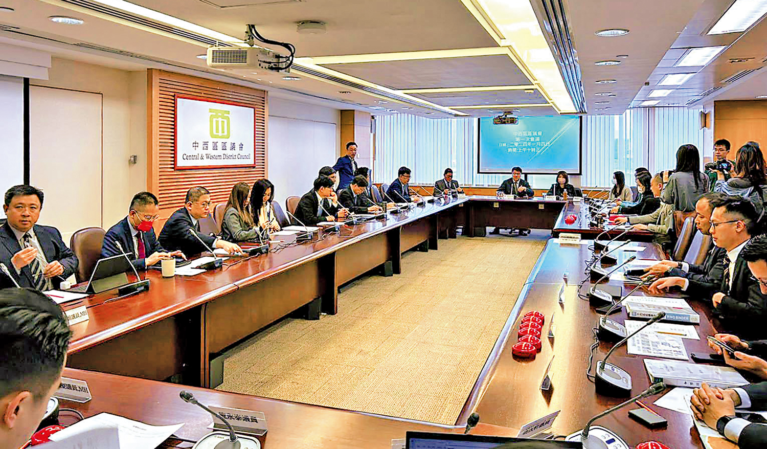 　　圖：全體區議員已提交履職工作報告，3月31日起可供公眾查閱。圖為中西區區議會會議情況。