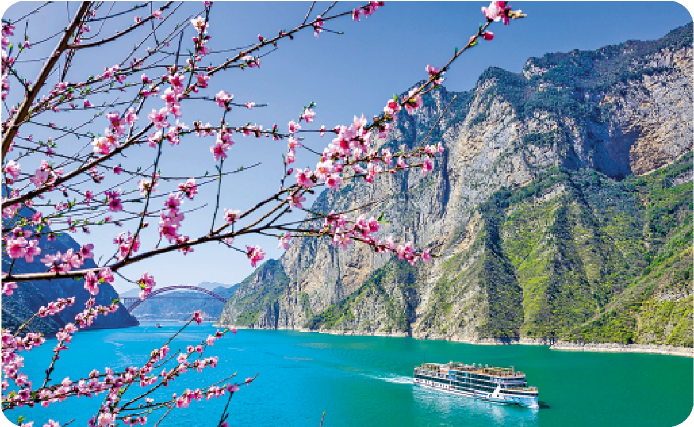 　　圖：船舶行駛在長江三峽湖北省宜昌市秭歸縣兵書寶劍峽水域。\新華社