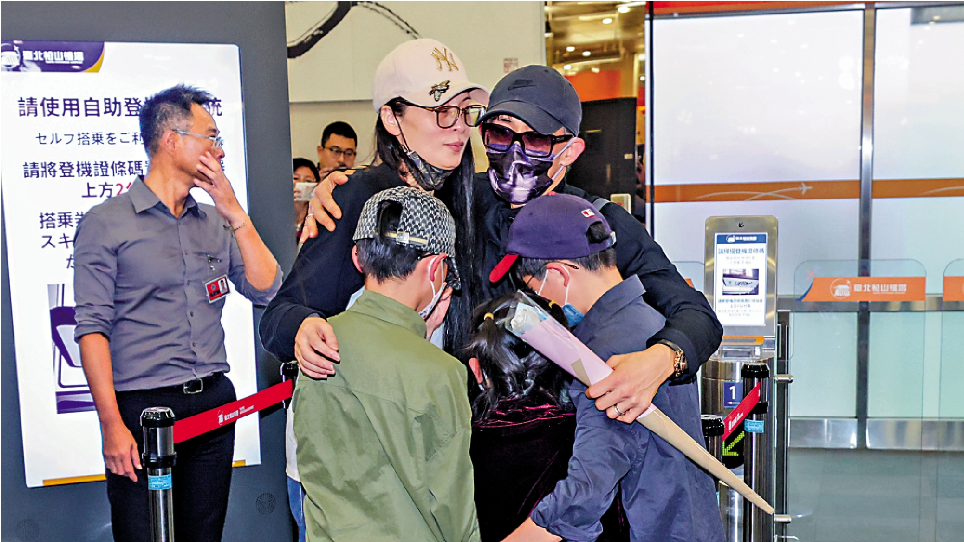 　　圖：陸配劉振亞（前左）日前與丈夫、孩子在台北松山機場登機口擁抱道別，返回大陸。
