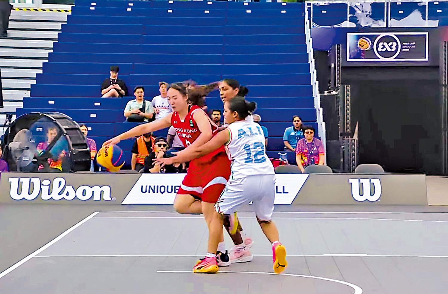 　　圖：香港女子3人籃球隊（紅衫）於外圍賽首戰，以17：6擊敗印度。