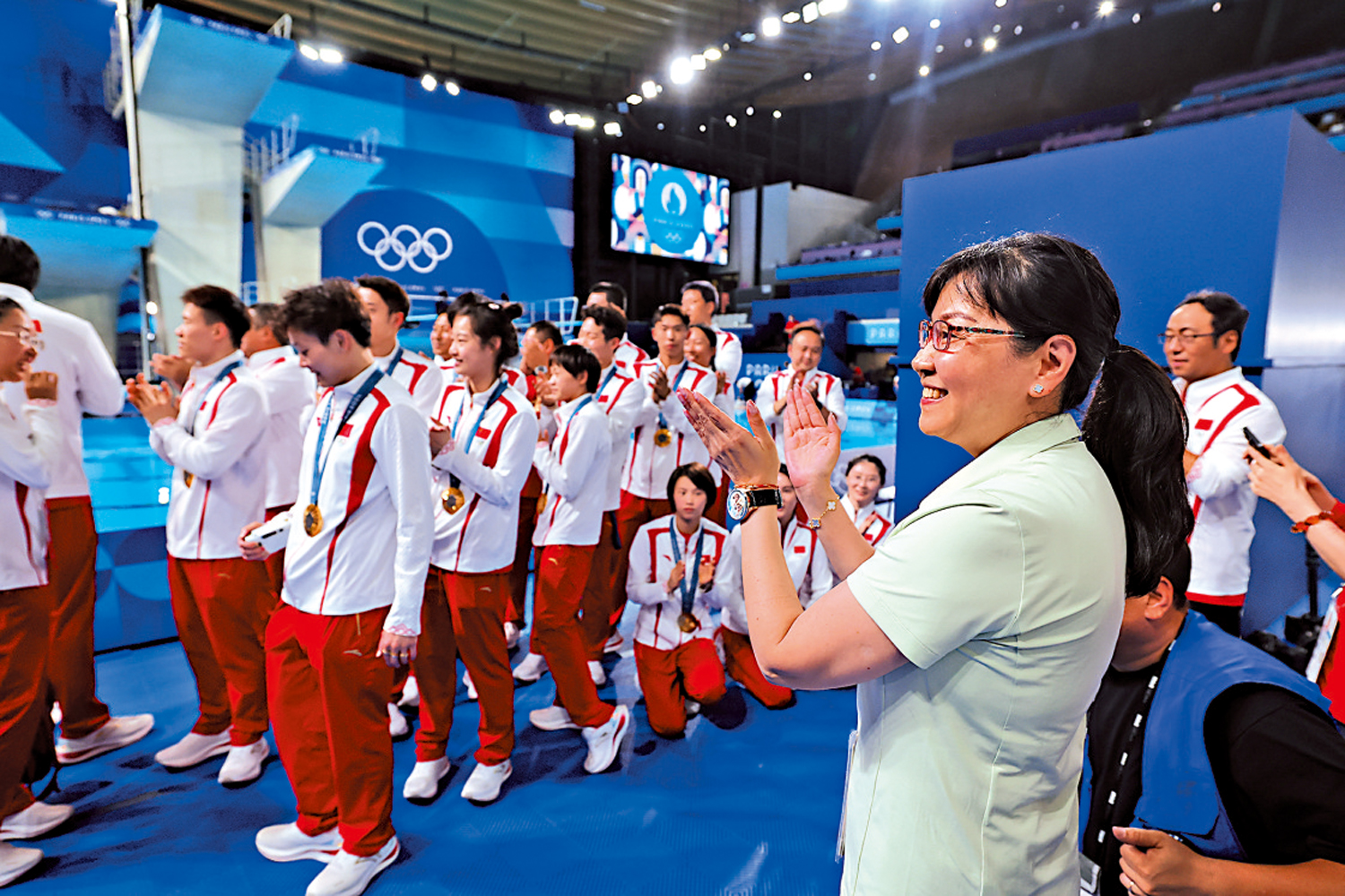 　　圖：周繼紅（右）去年曾率領國家跳水隊於巴黎奧運包攬跳水全部8枚金牌。