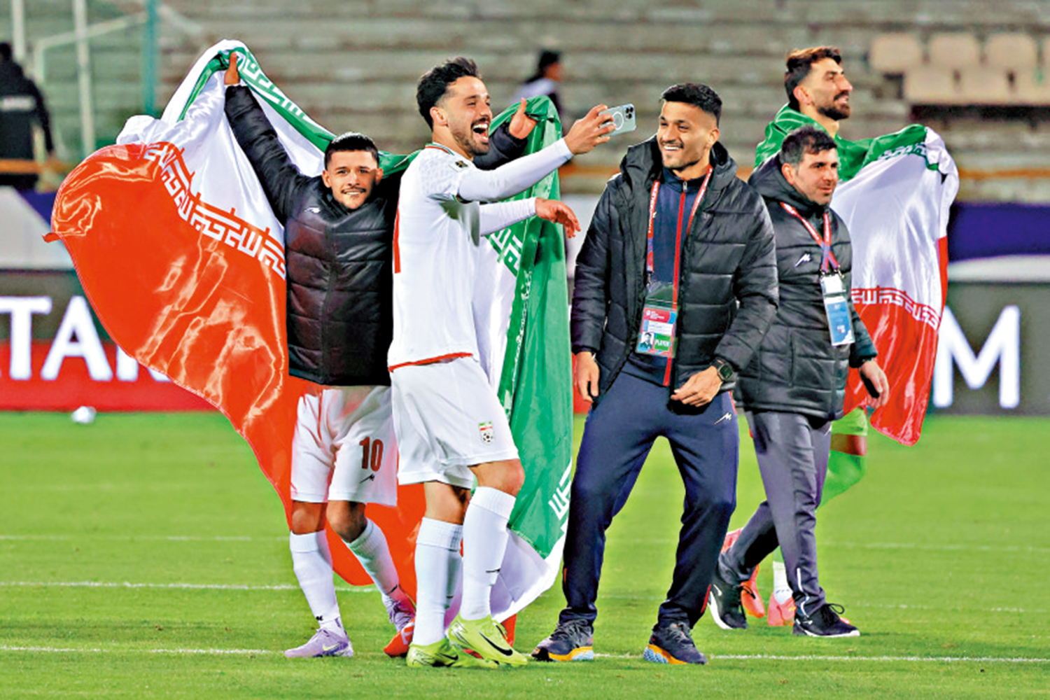 　　圖：伊朗隊球員興奮慶祝晉級世盃決賽周。\法新社