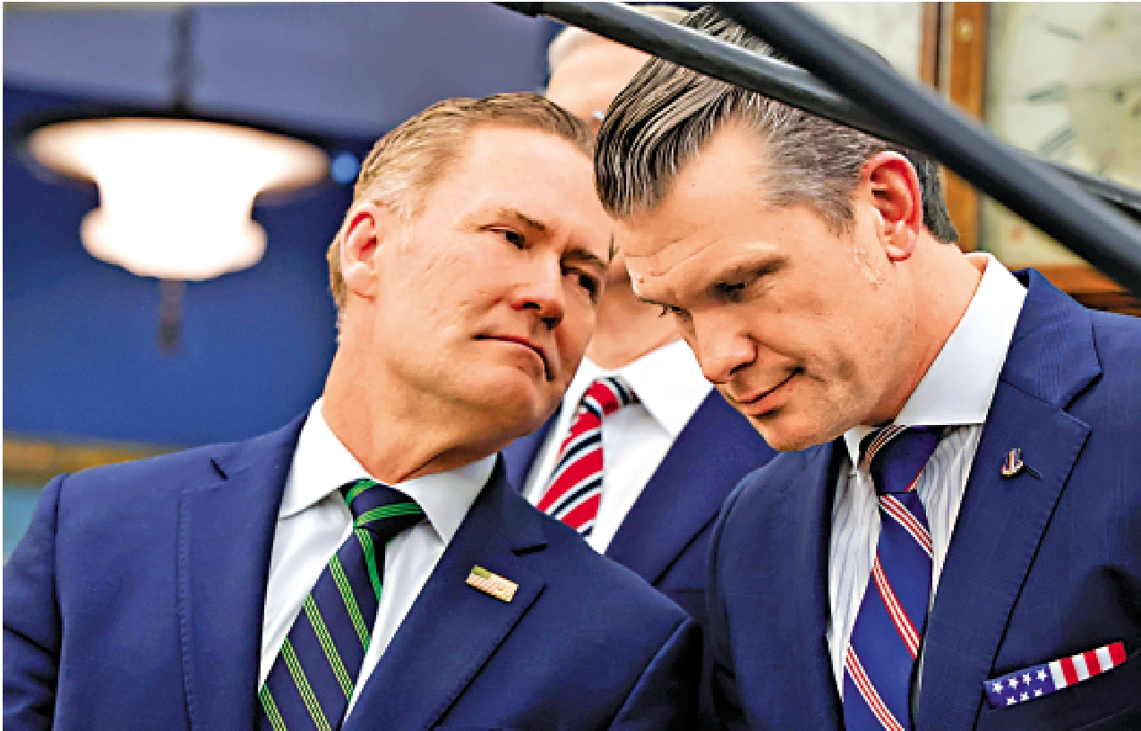 　　圖：美總統國家安全事務助理華爾茲（左）和美防長海格塞斯交談。\美聯社