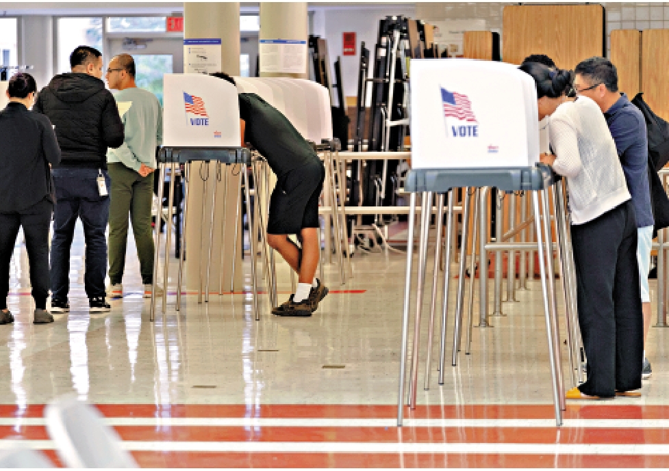 　　圖：2024年11月5日，美國馬里蘭州選民在票站投票。\美聯社