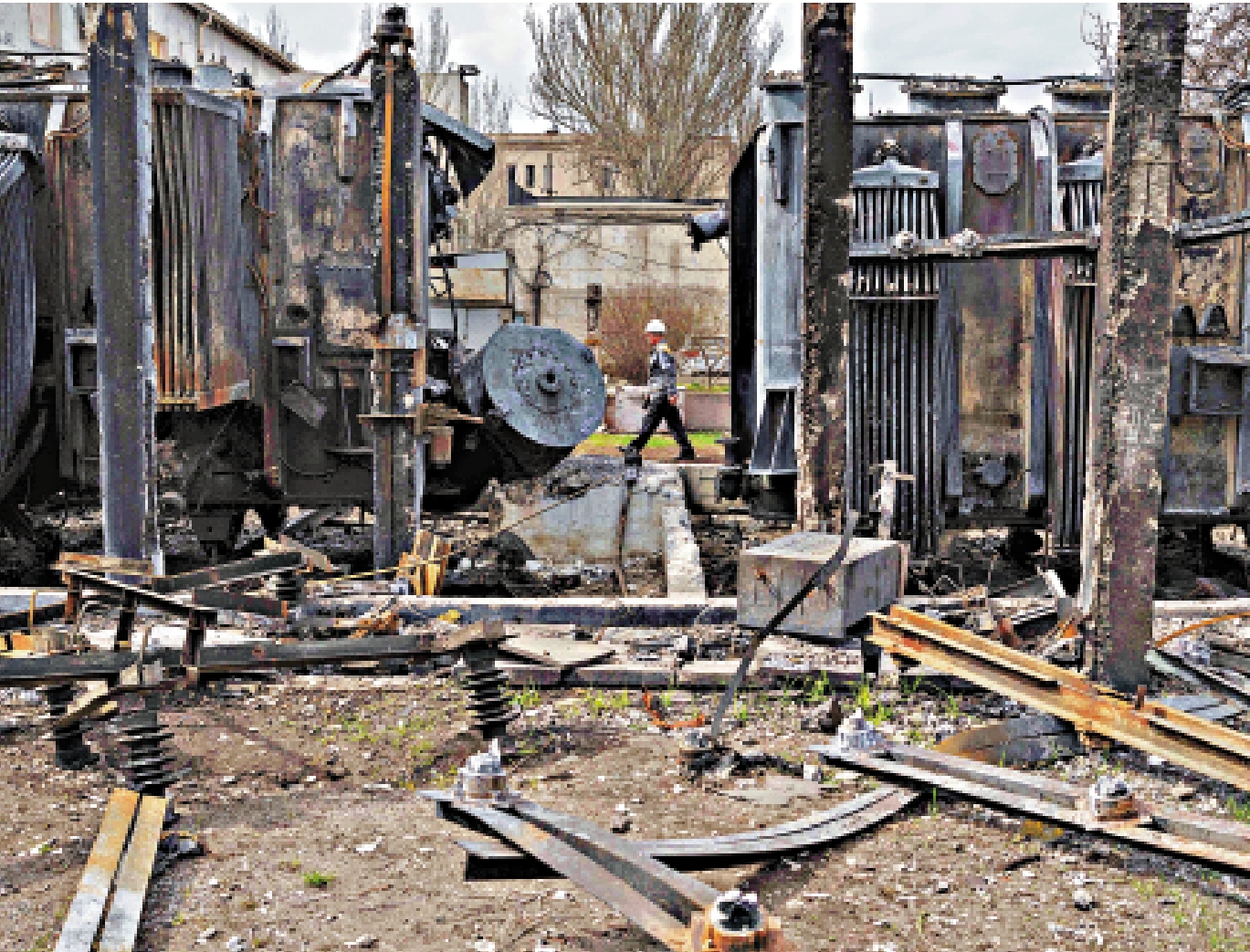 　　圖：烏克蘭一座變電站被俄軍無人機摧毀。\美聯社