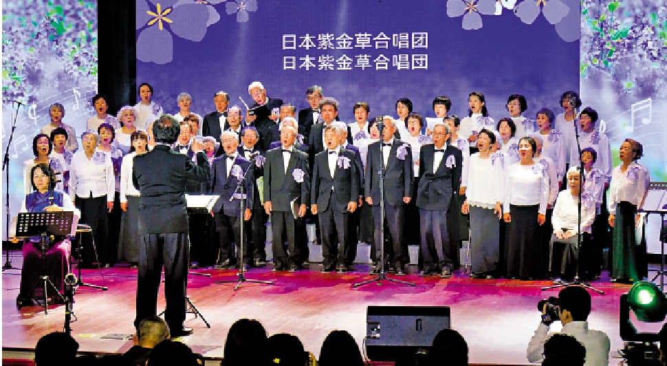 　　圖：日本紫金草合唱團在南京演唱《紫金草的故事》組曲。\大公報記者賀鵬飛攝