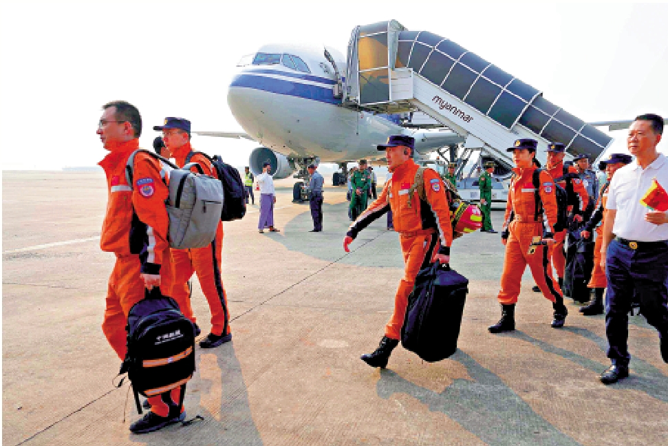 圖:3月29日,中國救援隊抵達緬甸仰光國際機場。\新華社