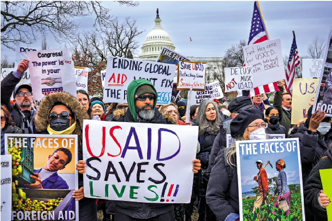 　　圖：美國民眾在國會外示威，反對關閉美國國際開發署（USAID）。\美聯社