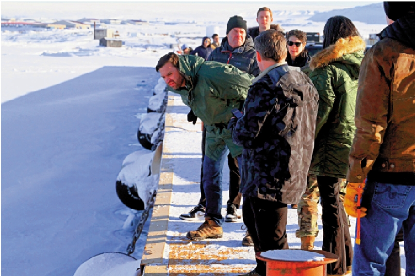 　　圖：美國副總統萬斯（中間俯身者）28日參觀格陵蘭島的美軍基地。\路透社