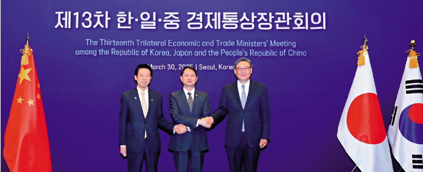 圖:3月30日,第13次中日韓經貿部長會議在韓國首爾舉行。中國商務部部長王文濤(右)與韓國產業通商資源部長官安德根(中)、日本經濟產業大臣武藤容治在會議前合影。\新華社