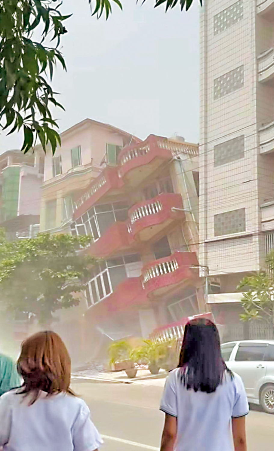 圖:受訪華商拍攝了地震後建築物受損的情況。