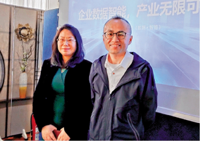 圖:陳杰(左)表示,百望已與逾130家銀行合作。右為付英波。
