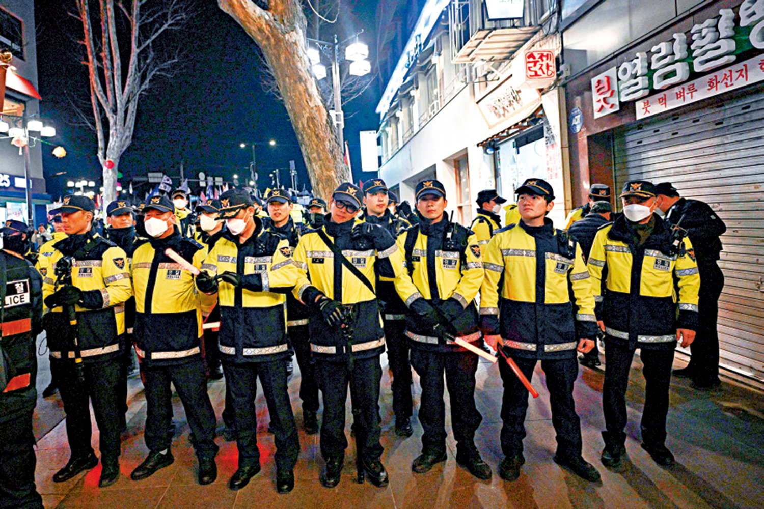 圖:韓國民眾1日在首爾舉行反對尹錫悅的抗議示威,大批警察出動維持秩序。\法新社