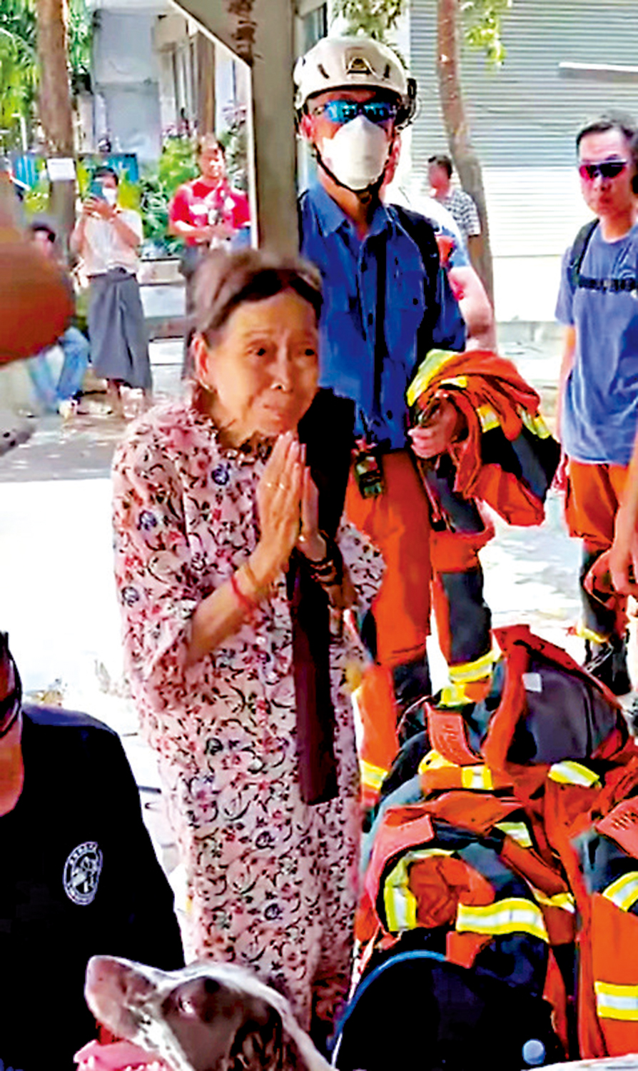 圖:在曼德勒,當地居民感謝香港救援隊遠赴當地救人,送上平安符表達感激。