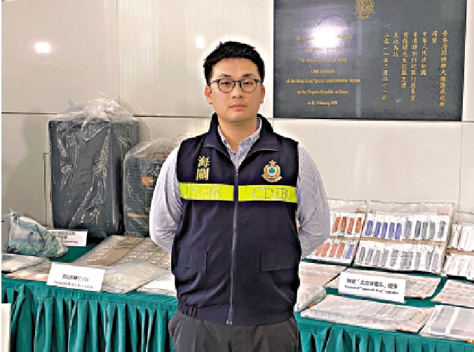 　　圖：海關搗黃大仙公屋「毒品士多」。\大公報記者葉浩源攝