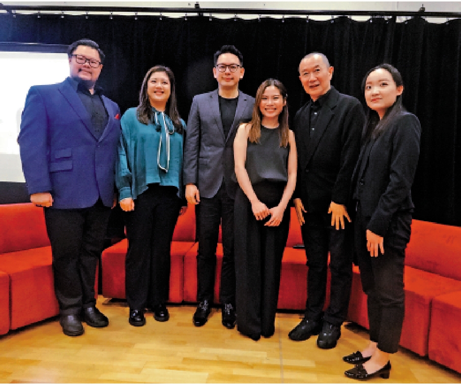 　　圖：譚盾（右二）與一眾參演「譚盾WE-音樂節」的香港青年音樂人。\大公報記者劉毅攝