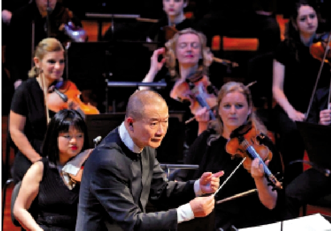 　　圖：譚盾在布達佩斯藝術宮指揮《慈悲頌》。