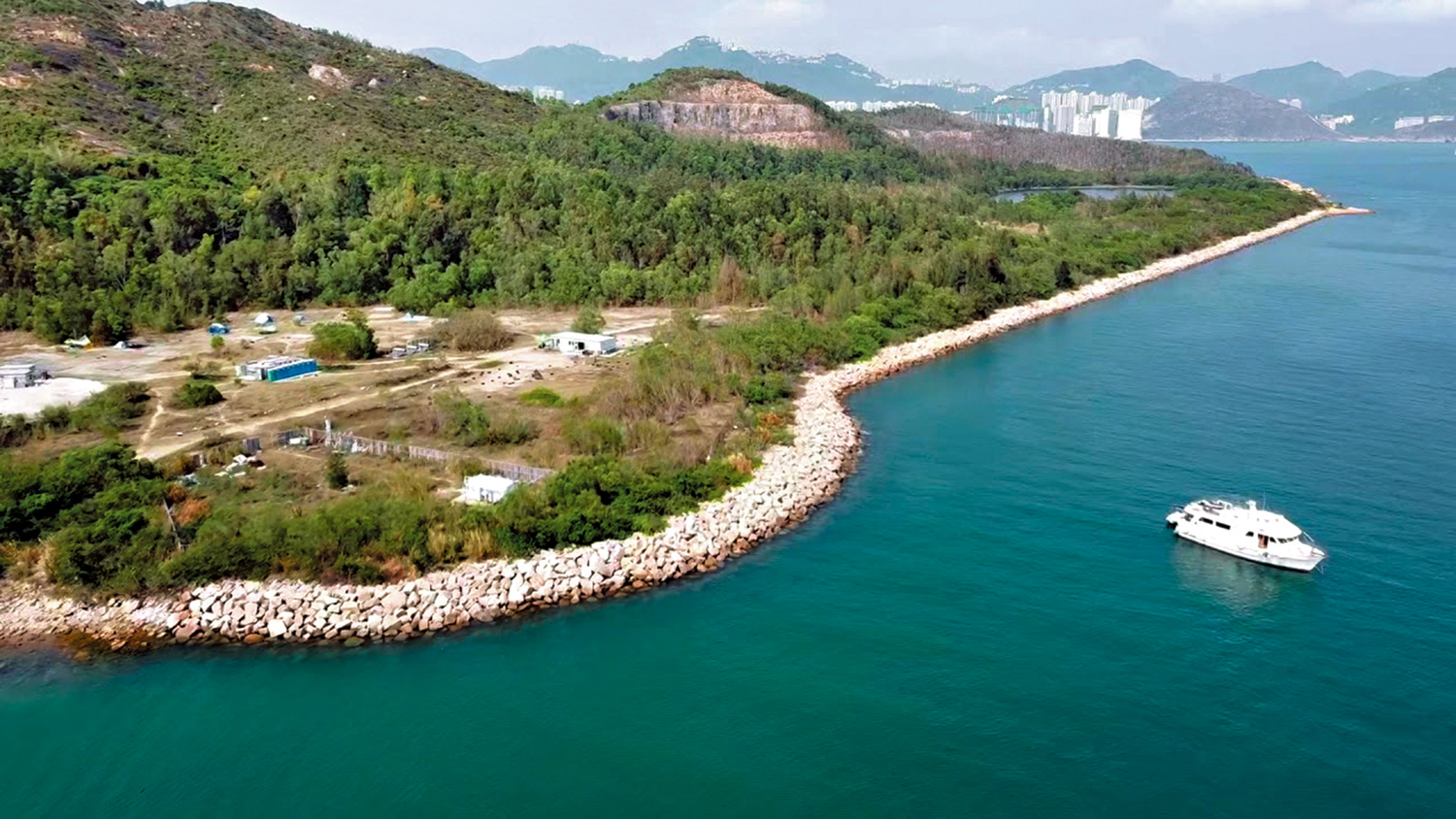 　　圖：發展局昨日宣布，採用「片區開發」模式打造生態旅遊區，其中前南丫島石礦場用地將作度假及戶外康樂用途，發展高端度假村。