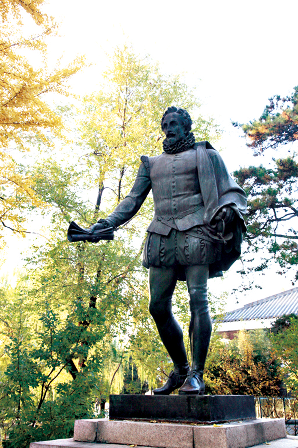 　　圖：北京大學內的塞萬提斯像。