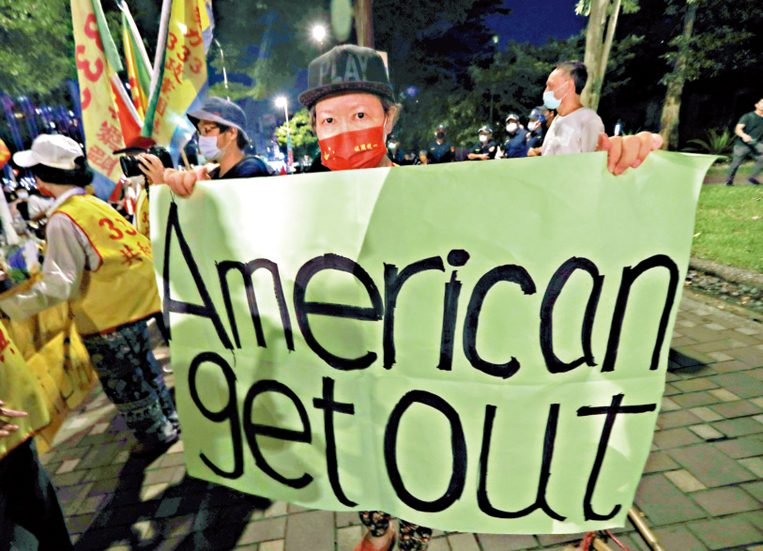 　　圖：台灣民眾展示標語批評美國政府插手台灣問題破壞台海和平。\資料圖片