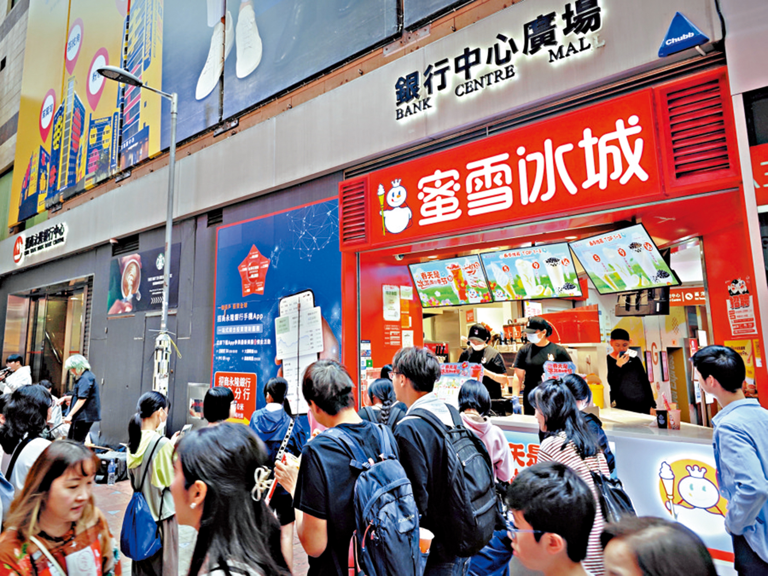 　　圖：近年內地餐飲品牌大舉進駐香港，吸引大批忠實顧客捧場。