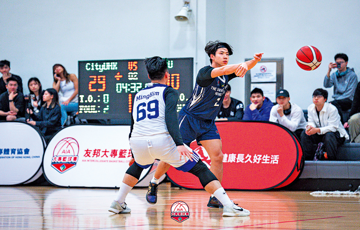 　　圖：港大（右）在男子組4強淘汰城大。