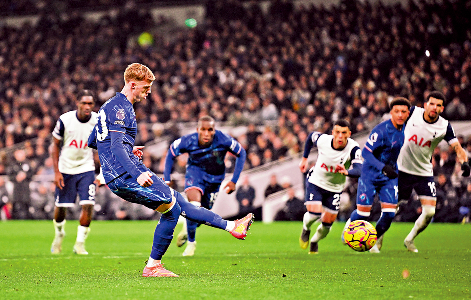 　　圖：車路士翼鋒彭馬（左）首循環對熱刺取得入球。