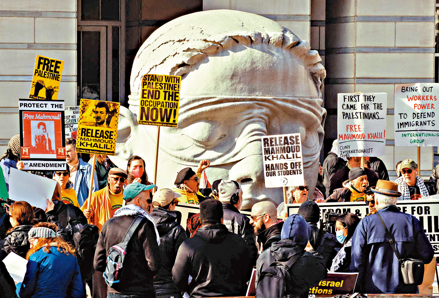 　　圖：哥倫比亞大學學生在法院外抗議特朗普政府逮捕該校一名同學。\法新社