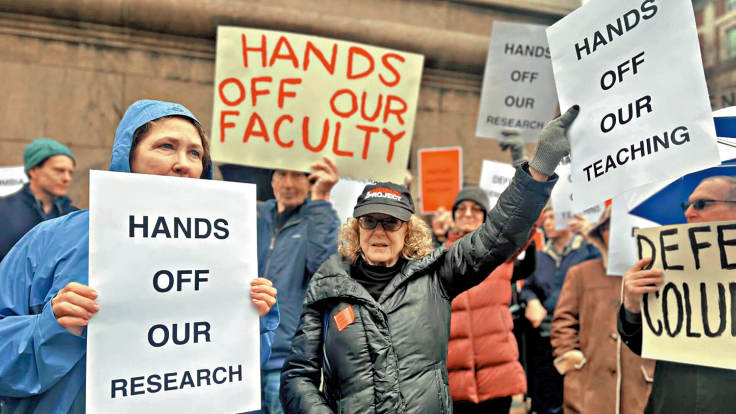 　　圖：哥倫比亞大學教職員抗議學校向特朗普政策屈服。\美聯社