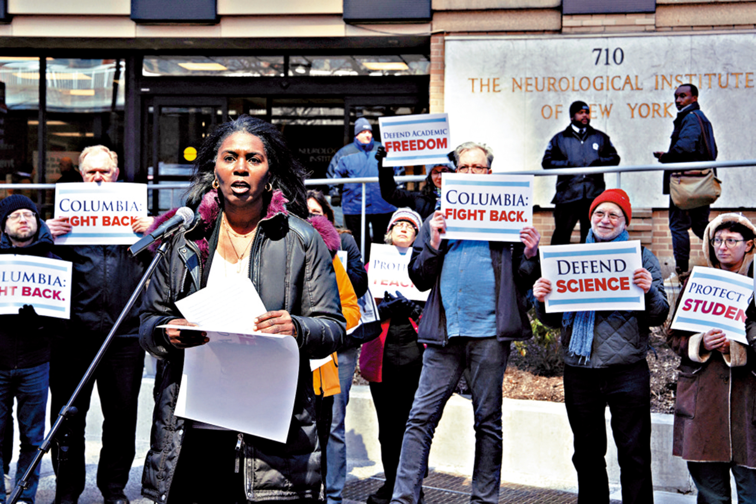 　　圖：哥倫比亞大學研究人員和教職員工集會，反對聯邦資金削減影響他們的研究。\路透社