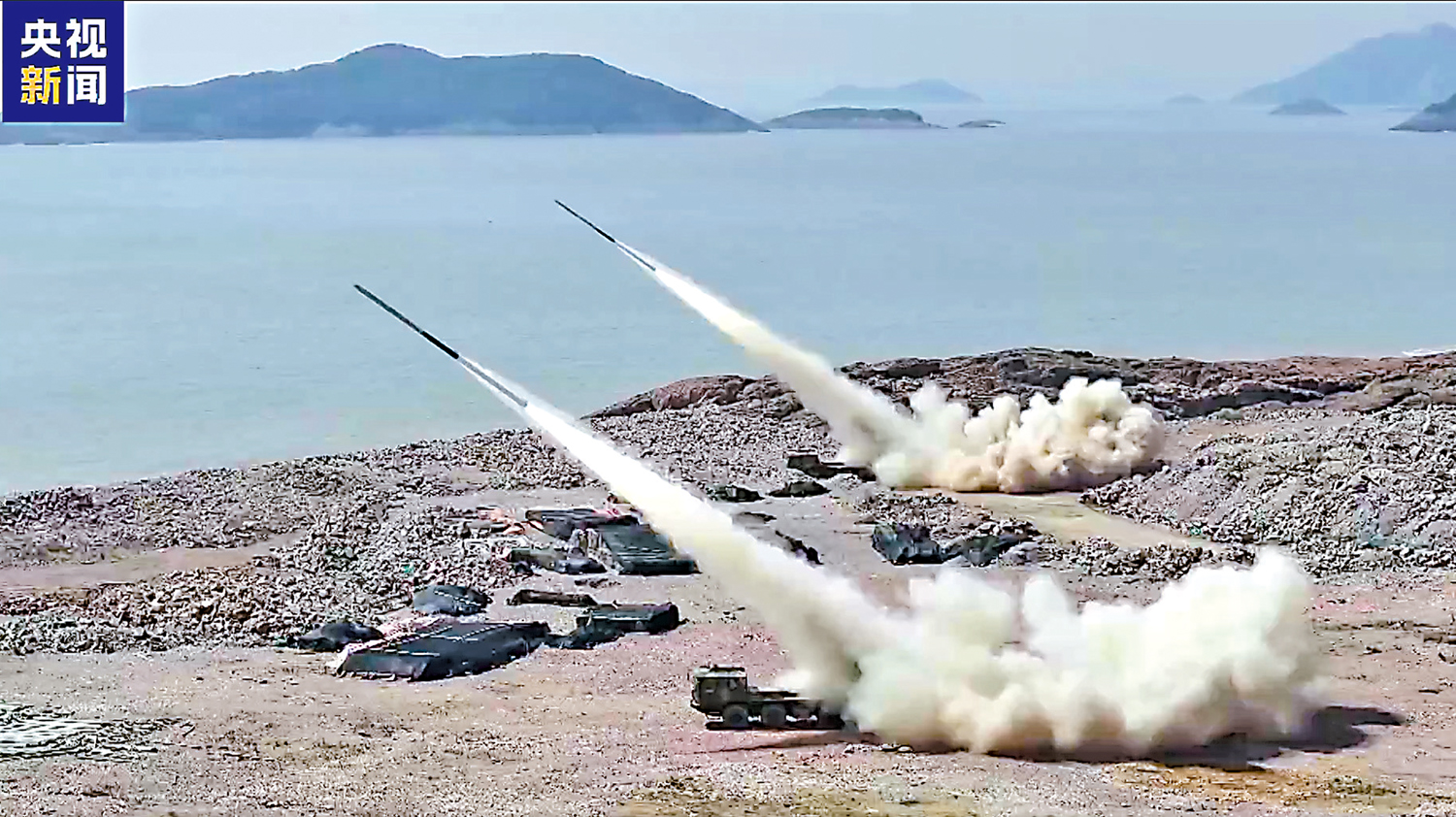 　　圖：遠箱火也被叫作「越海殺器」，其射程遠、精度高、火力猛、造價低，說明解放軍打擊「台獨」分裂勢力的手段更加豐富、更加強有力。\視頻截圖