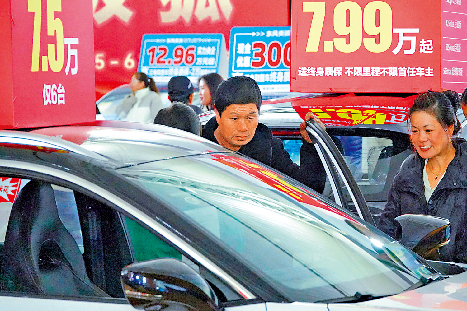 　　圖：4月2日，內地對外發布意見，為進一步完善價格治理機制提供指引。圖為消費者在車展上了解促銷車型。\新華社