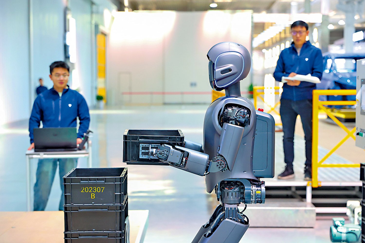 　　圖：3月22日，江蘇無錫的一個數據採集實訓基地內，工程師在調試人形機器人。\新華社