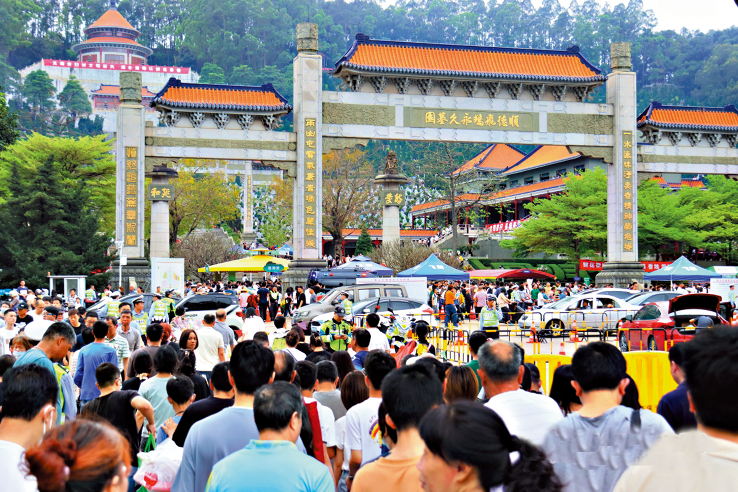 　　圖：近年來，不少港澳居民北上廣東購買墓地。圖為廣東順德一座墓園門前，掃墓人潮湧動。