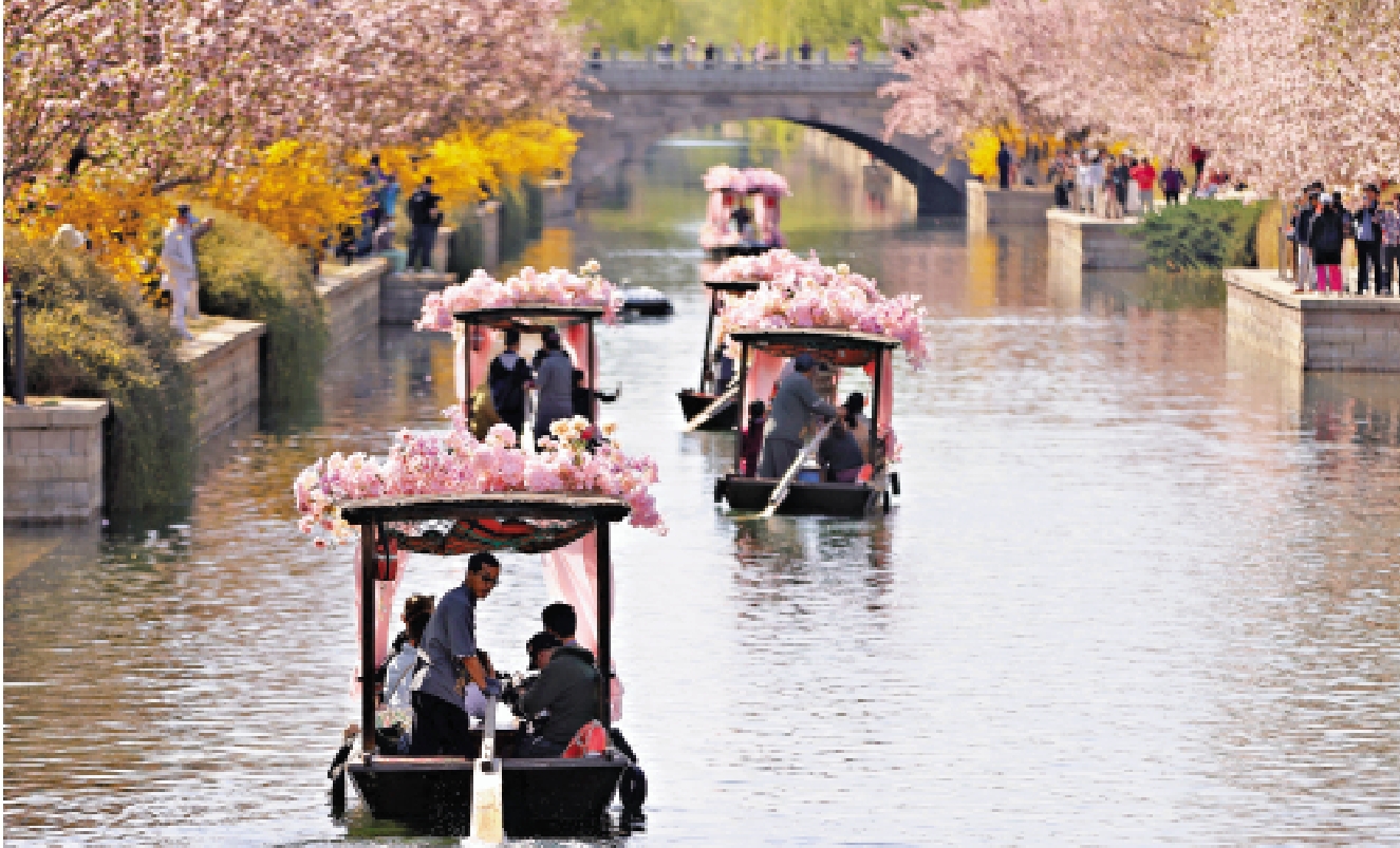 　　圖：4月2日，在北京市朝陽區元大都城垣遺址公園，市民乘船遊覽海棠花溪。\中新社