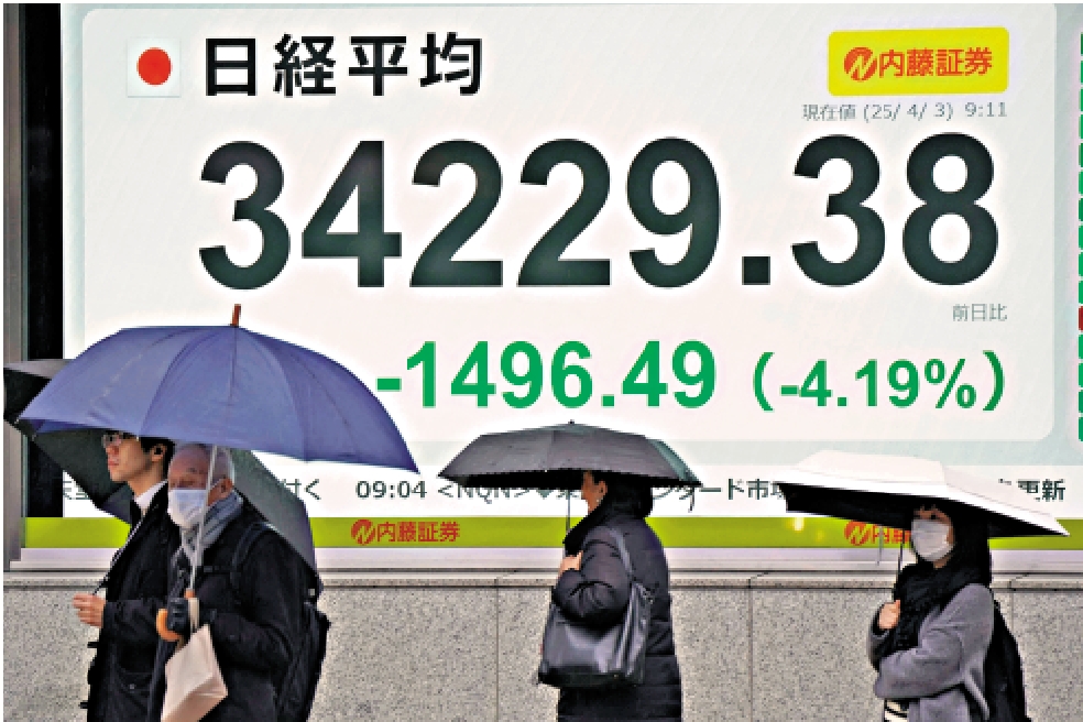 圖:美國對日本進口商品課徵24%對等關稅,拖累日股昨日一度急挫千四點。\法新社