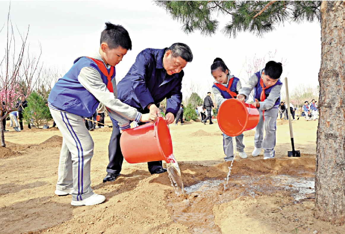 圖:4月3日,黨和國家領導人參加首都義務植樹活動。這是習近平同少先隊員一起給剛栽下的樹苗澆水。\新華社