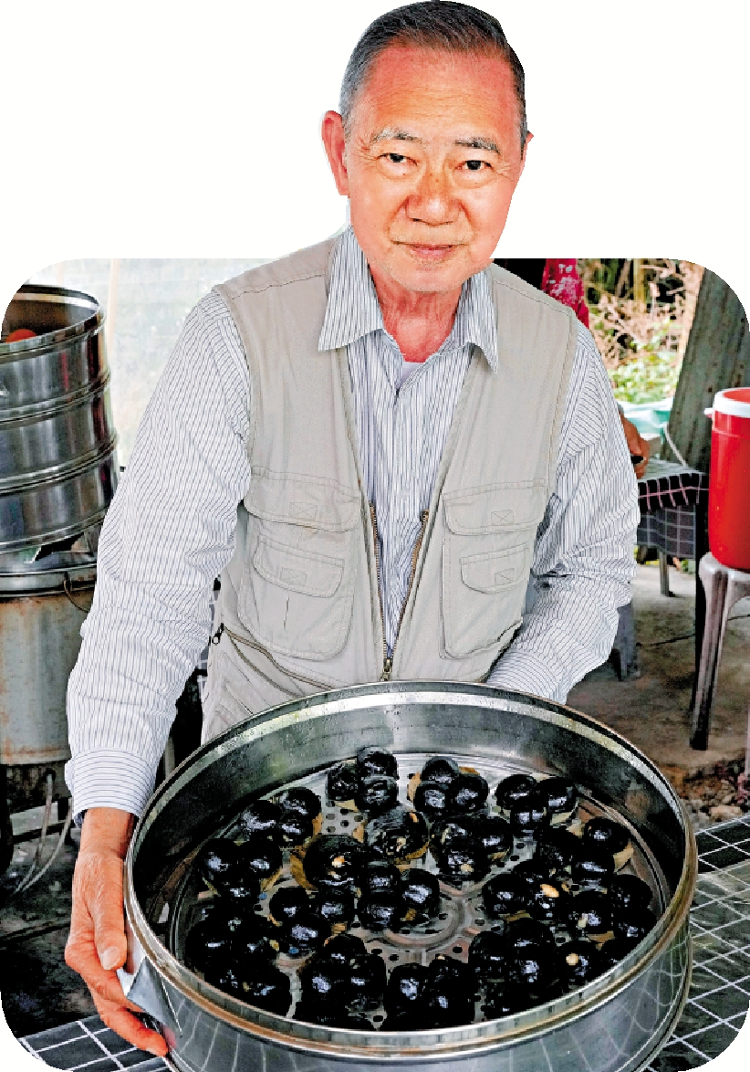 圖:偉強叔是鹽田梓原居民,近年與家人回到島上建立茶座。