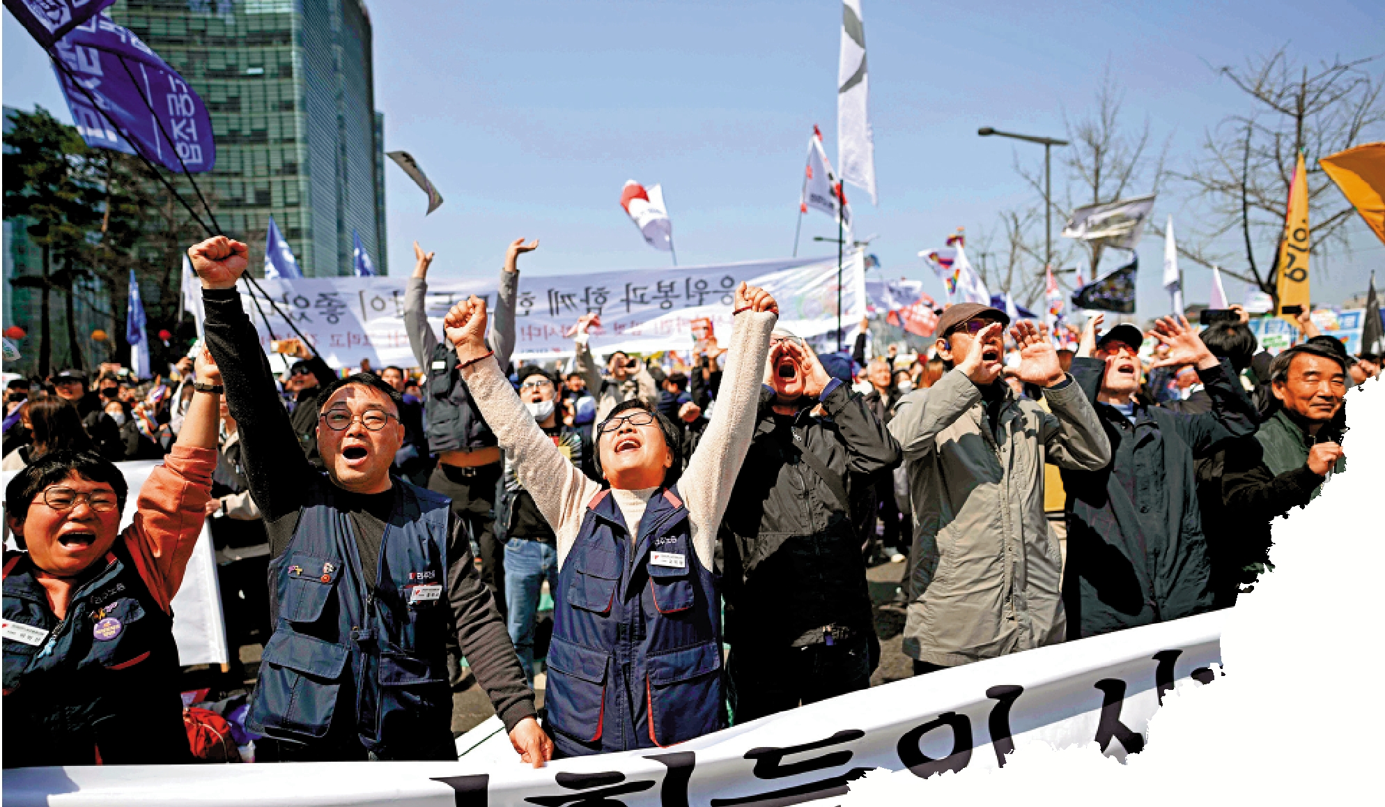 　　圖：憲法法院通過彈劾案後，尹錫悅的反對者大叫慶祝。\法新社