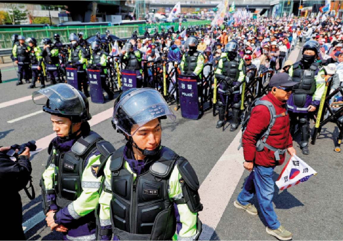 圖:大批警察4日在尹錫悅總統官邸外戒備。\路透社